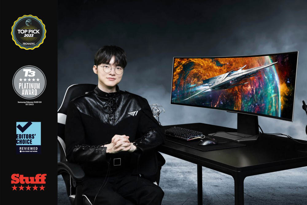 ستاره e-Sports Faker، از T1، در کنار یک Samsung Odyssey OLED G9 نشسته است*
