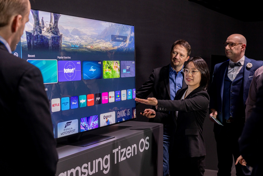 هیلی یونگ تنظیم سیستم عامل Tizen 2024 را نشان میدهد